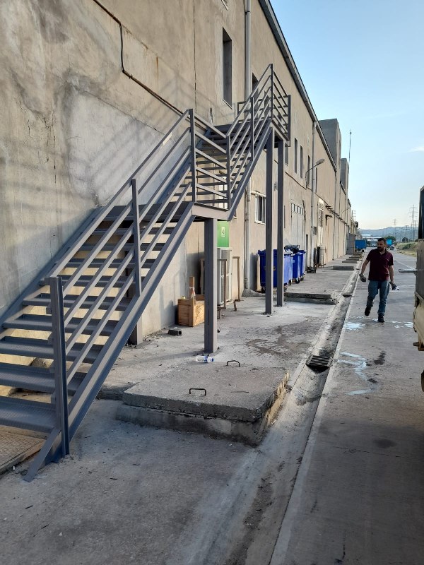 yangın merdiveni, z tipi yangın merdiveni, yönetmeliğe uygun yangın merdiveni, uygun yangın merdiveni, yuvarlak yangın merdiveni, acil çıkış merdiveni, gemici merdiveni, ges merdiveni, çatı çıkış merdiveni